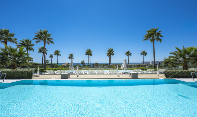 Apartamento renovado en primera línea de playa con vistas al mar en El Velerín, Estepona