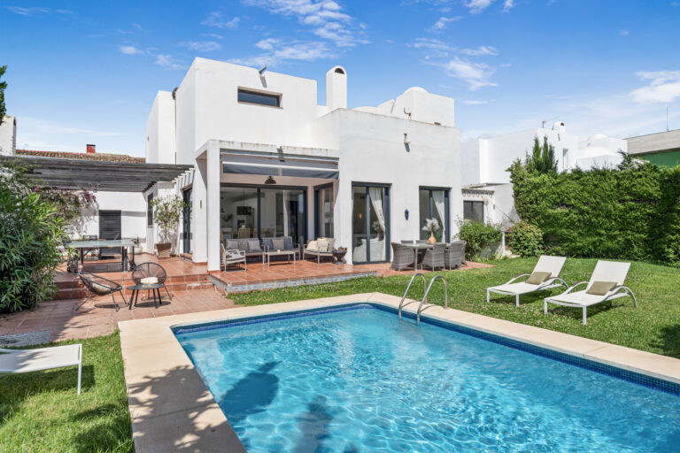 Villa recientemente renovada de seis dormitorios en Nueva Andalucía.