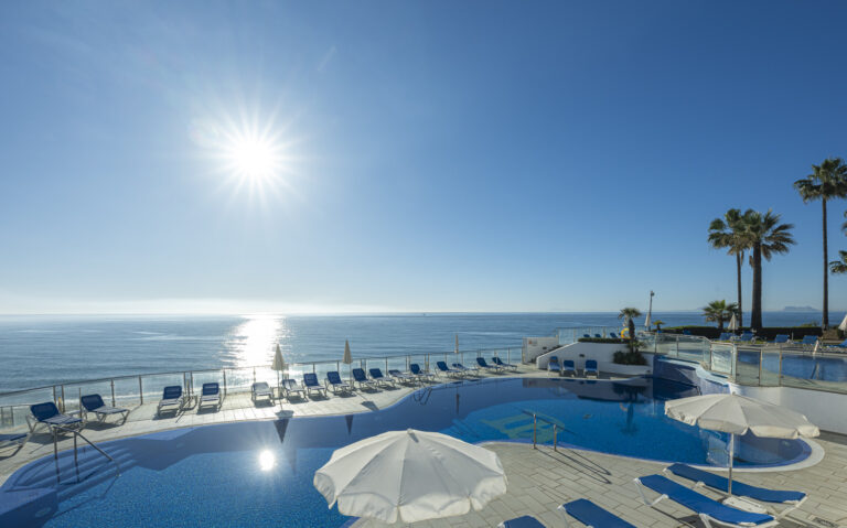 Ático en primera línea de playa con vistas al mar en la New Golden Mile, Estepona