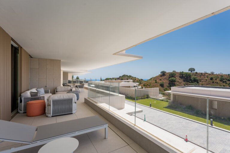 Apartamento de lujo de cuatro dormitorios, de nueva construcción, con vistas panorámicas al mar, la montaña y el campo de golf en Real de La Quinta, Benahavís, con 66 m² de terrazas, servicios de resort y aparcamiento privado.