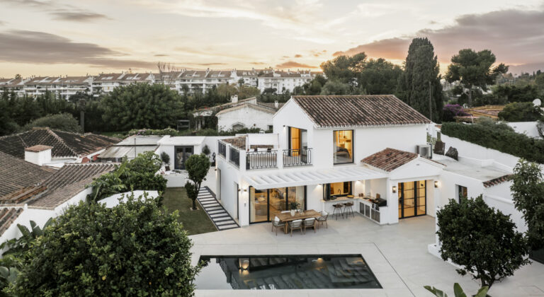 Recently renovated five-bedroom chalet with private pool in Linda Vista Baja, San Pedro de Alcántara.