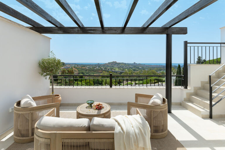 Ático en La Quinta orientado al sur, con vistas panorámicas, 125 m² de terrazas y piscina comunitaria