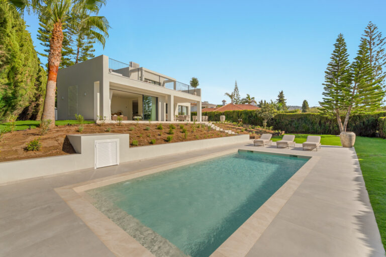Villa reformada de estilo escandinavo en Elviria, Marbella Este