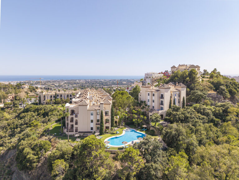 South-facing golf-front penthouse with panoramic views and a 54 m² terrace in La Quinta, Benahavís.