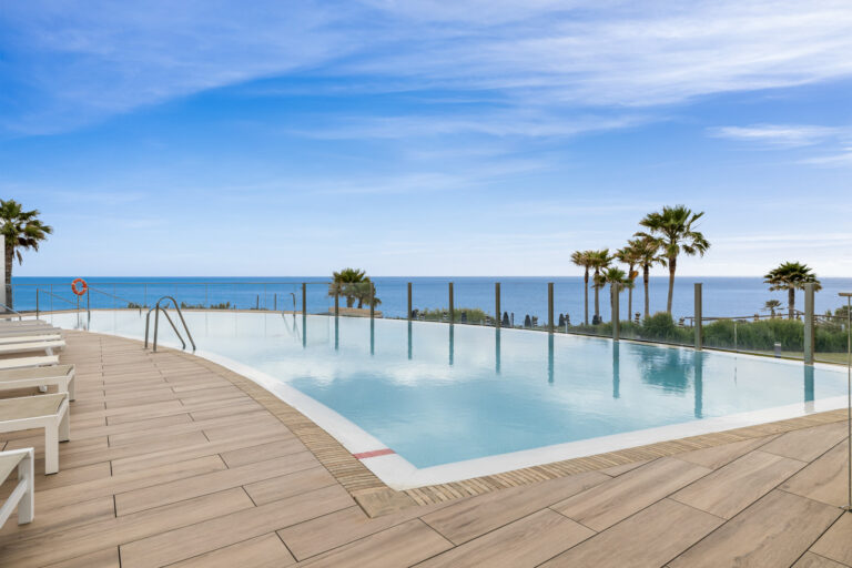 Ground-floor beachfront apartment with private garden and sea access in Bahía Dorada, Estepona